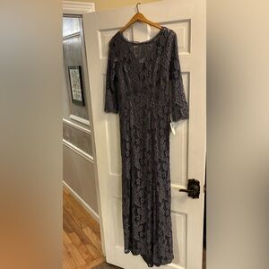 Women’s Adrianne Papell Elegant Lace Evening Gown in Gray Lace Size 6